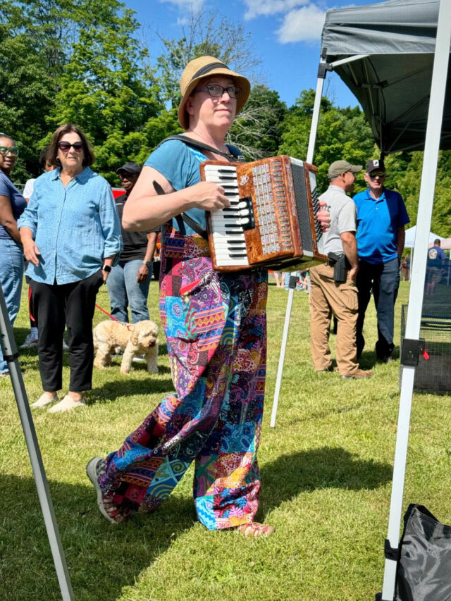 Cathy Schane-Lydon serenaded and delighted music lovers on her accordion with a variety of popular selections.